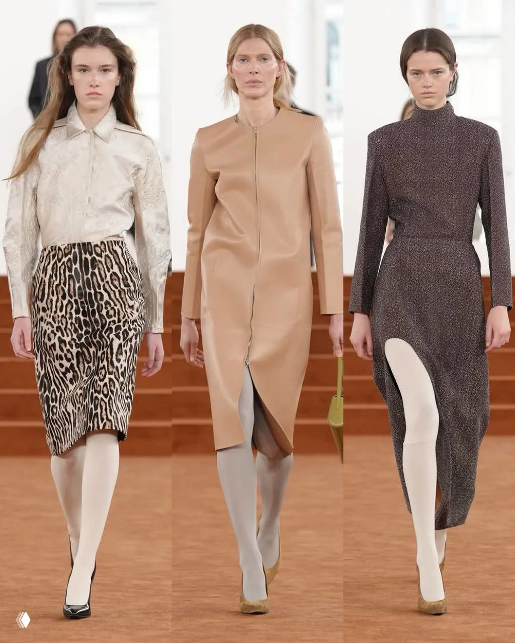 Модели в плащах и платьях Jil Sander: структурированные силуэты, акцент на текстуре и чистых формах на коричневом подиуме.