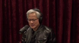 Человек в наушниках и кожаной куртке в студии подкаста говорит в микрофон — иллюстрация эпизода подкаста о почте руководства и интервью.