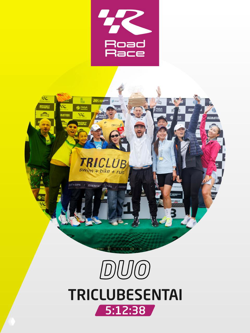 Большая группа участников команды Triclubesentai на подиуме с флагом и баннером, спортсмены поднимают руки в праздновании победы и держат трофеи.