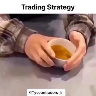 Кадр мема: руки держат чашку с жидкостью под заголовком "Trading Strategy", пометка аккаунта @Tycoontraders_In — иллюстрация простых подходов.
