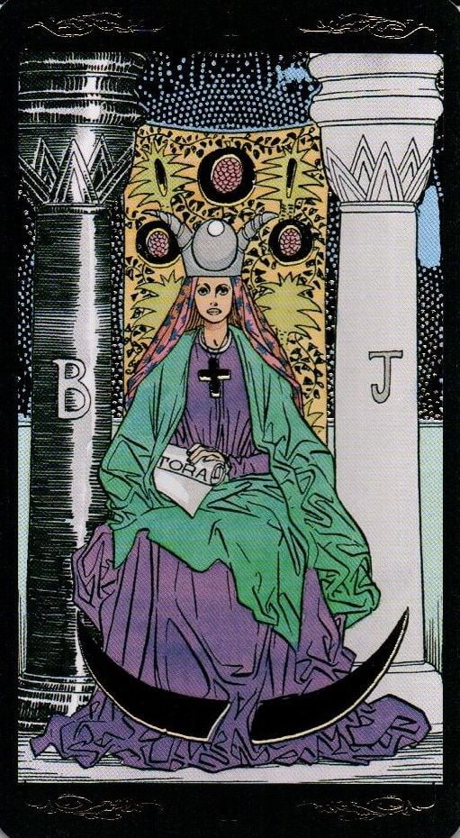 Классическая карта Таро «Жрица» (Rider–Waite): Жрица в мантии между колоннами B и J, со свитком в руках и полумесяцем у ног, декоративный фон.