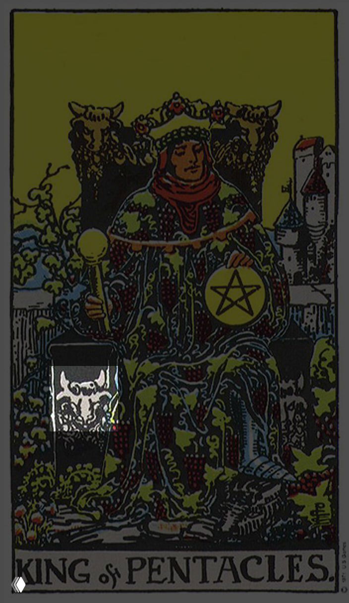 Фотография карты «Король Пентаклей»: коронованный мужчина на троне, заметна бычья голова на подлокотнике, атрибуты материальной устойчивости и труда.