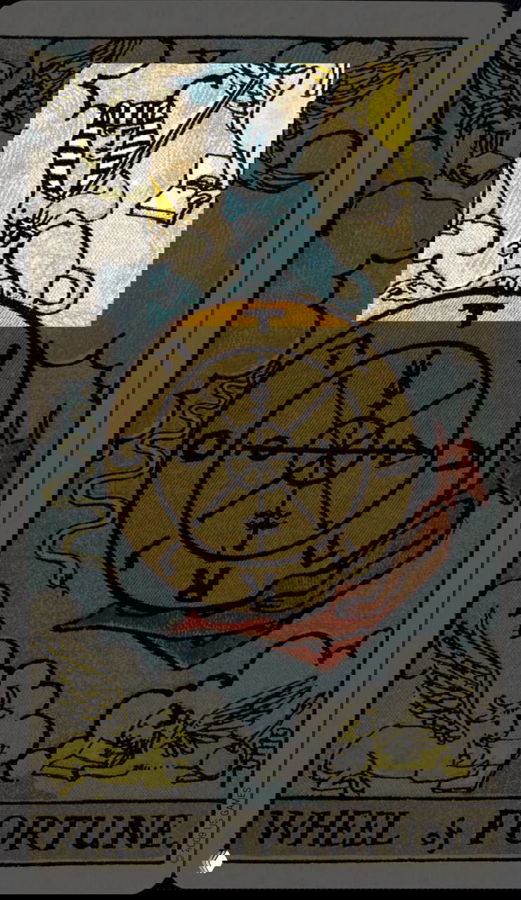 Карта Таро «Колесо Фортуны»: большое вращающееся колесо, на котором сидит сфинкс; вокруг видны символы четырёх евангелистов, ретро‑иллюстрация.