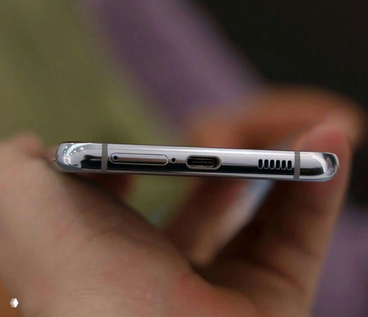На Samsung легко спутать отверстия и повредить микрофон