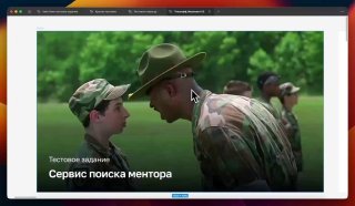 Обложка разбора портфолио: наставник в шляпе обращается к молодому человеку, рядом выстроены люди на зелёном фоне — иллюстрация сервиса.
