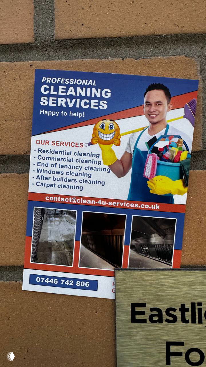 Колобок на руке и улыбка в стиле Гарольда