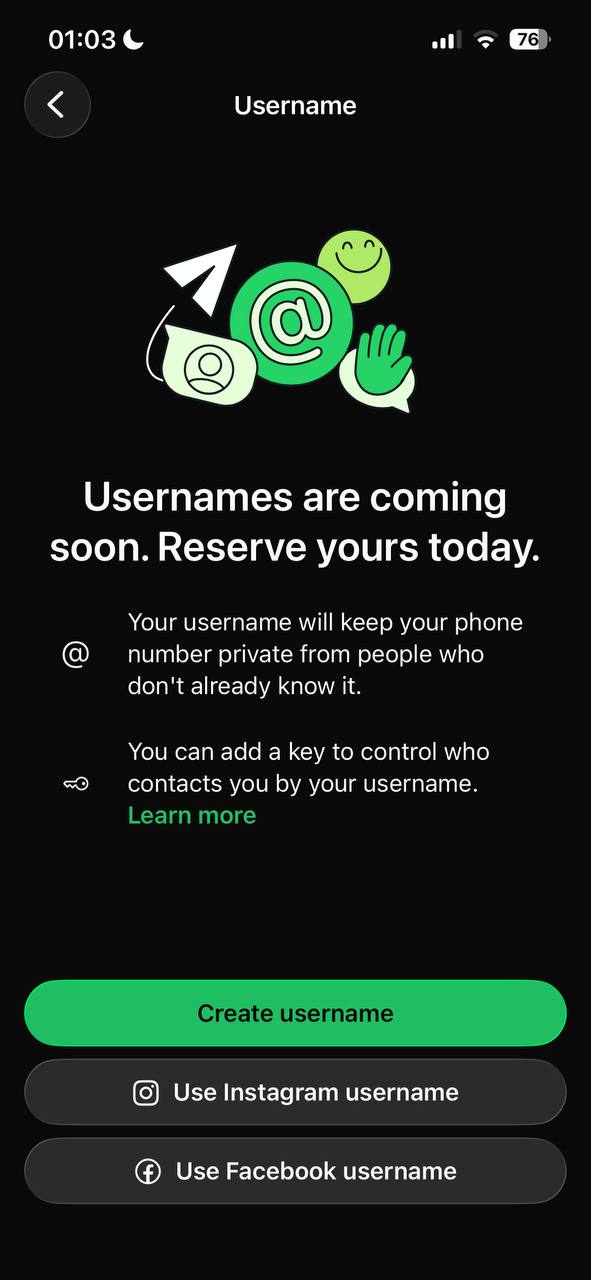 Скриншот тёмной темы WhatsApp: экран с иллюстрацией и сообщением о будущих юзернеймах, поясняющим текстом и кнопками резервирования и связей с соцсетями.