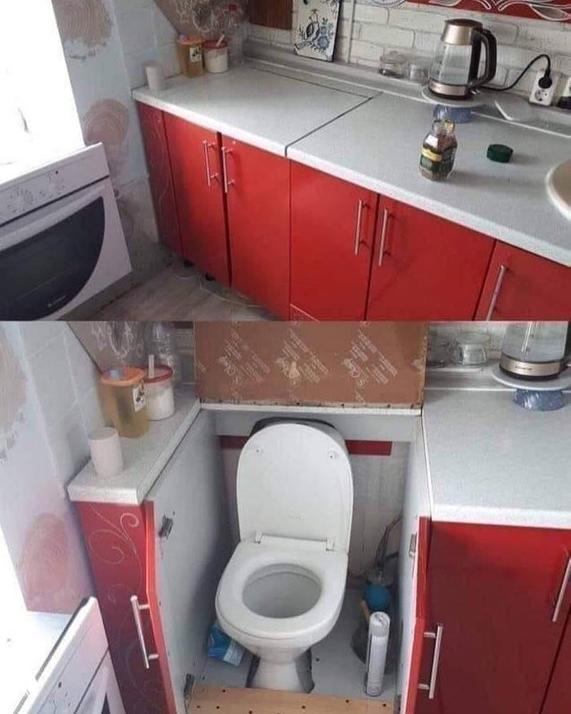 Коллаж с красными кухонными фасадами и фотографией туалета, размещённого за шкафчиками под столешницей — наглядный пример ошибочной планировки и плохого дизайна.