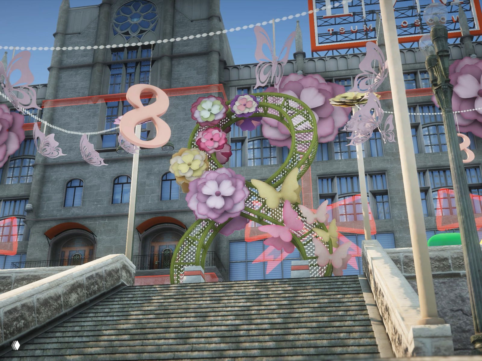 Декоративная конструкция в виде восьмёрки, оплетённая цветами и бабочками, на лестнице у ЦУМ — праздничная инсталляция в GTA 5 RP.