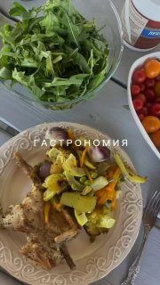 Тарелка с порцией полезного блюда: запечённые овощи, кусок белкового продукта, рядом миска с рукколой и помидоры — кадр из курса «Новое тело», показывающий сбалансированную еду.
