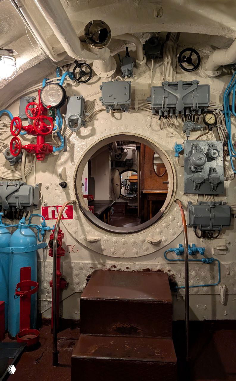 Внутренний отсек подлодки С-56: круглый гермоворот и кабина, видно технические детали и конструкцию перехода между отсеками.