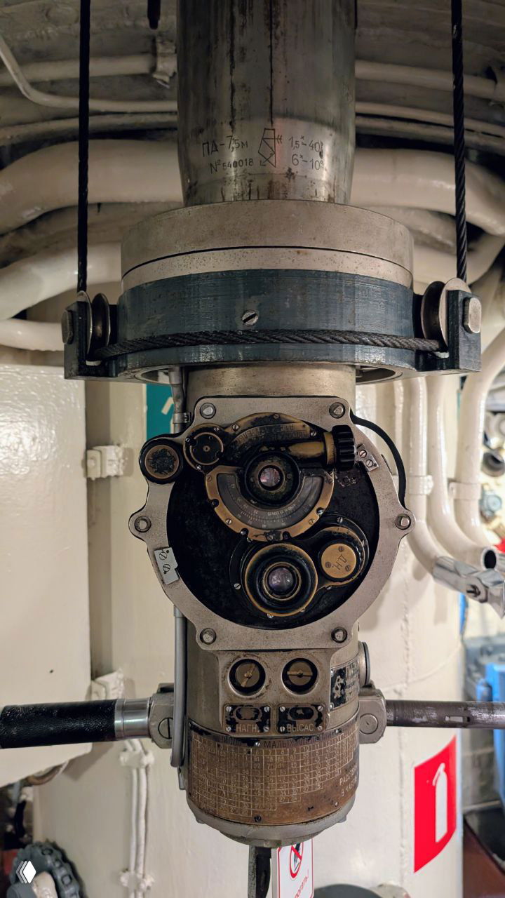 Механизм перископа или навигационный прибор внутри подлодки С-56 — крупный план металлических деталей и шкал, техническая съёмка.