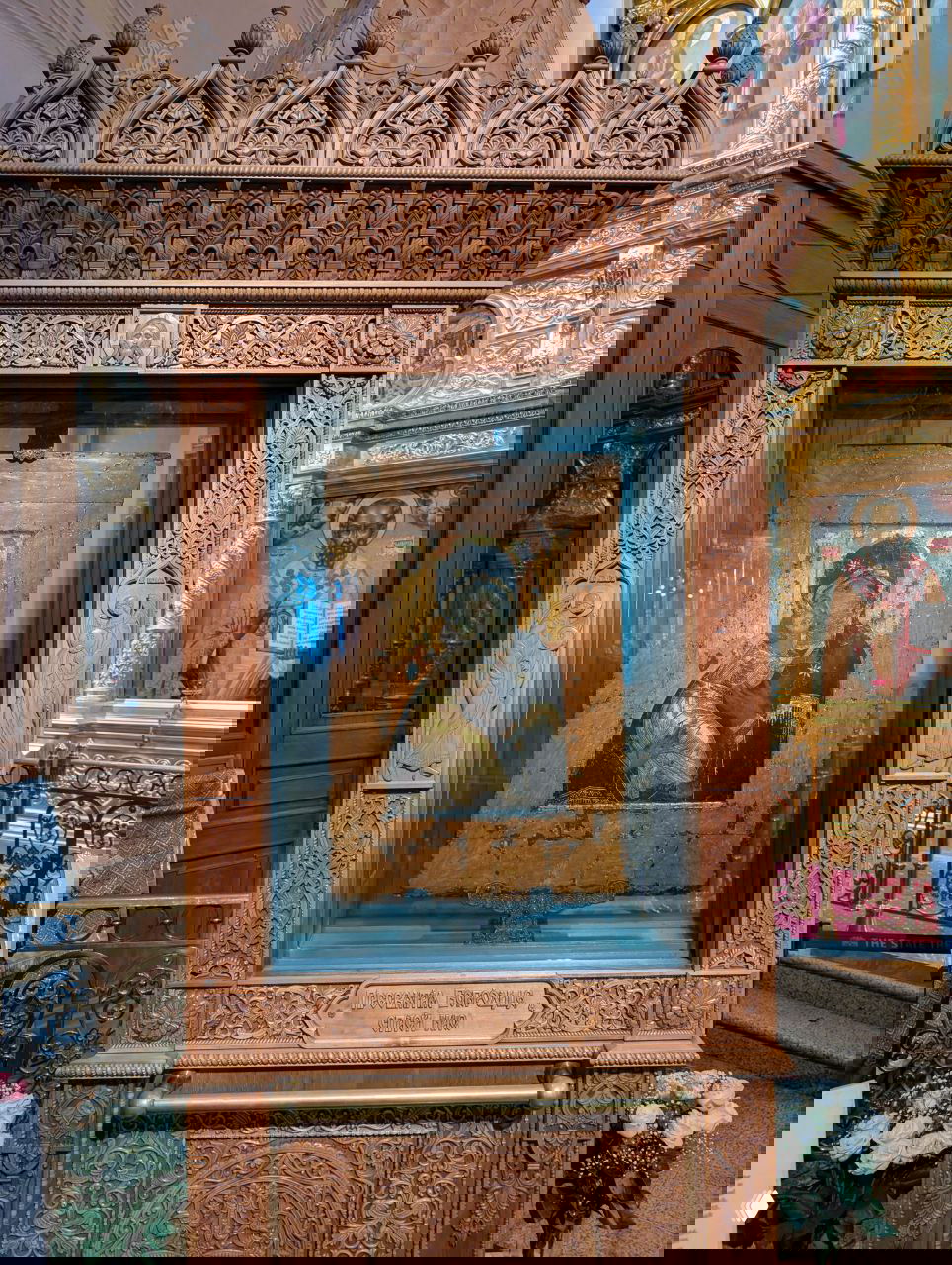 Икона Богоматерь Владимирская в витрине музея‑храма на Толмачах: древний образ в защитной стеклянной раме на резной деревянной подставке.