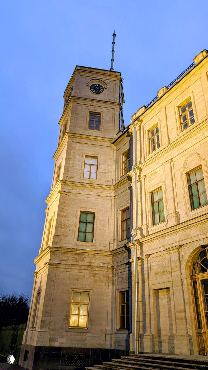 Разрушенный портал Чесменской галереи внутри дворца: арка, остатки лепнины и оголённые фрагменты кирпичной кладки на фоне музейного освещения.