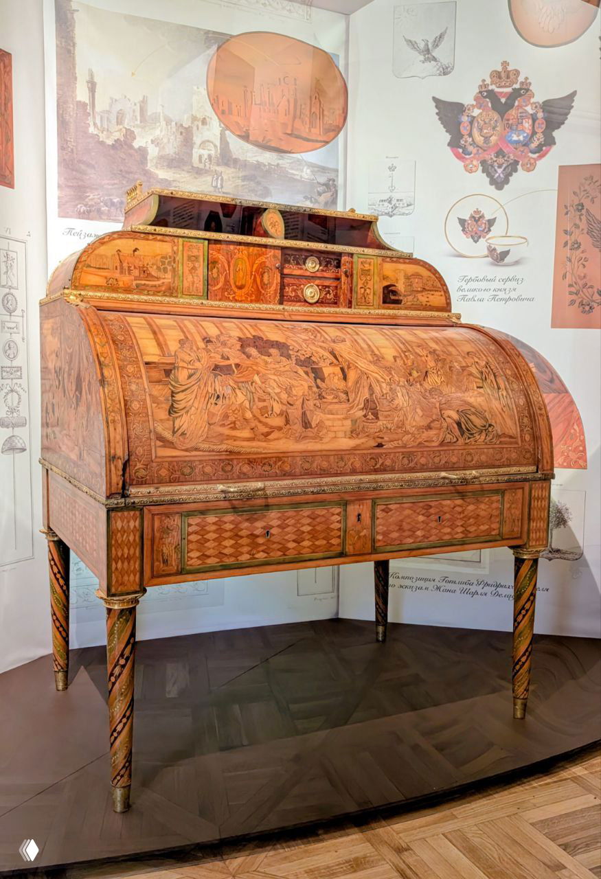 Бюро-цилиндр Матвея Веретенникова — искусная мебель с интарсией и резьбой, привезённая из Зимнего дворца и выставленная в Гатчине.