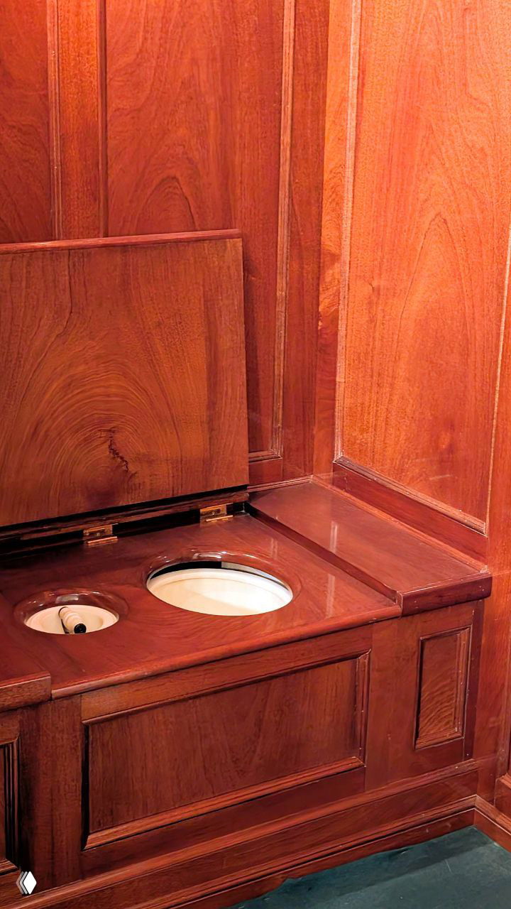 Деревянный встроенный ватерклозет XIX века с откидной крышкой в той же отделке, что и панельные стены комнаты — редкая бытовая деталь интерьера дворца.