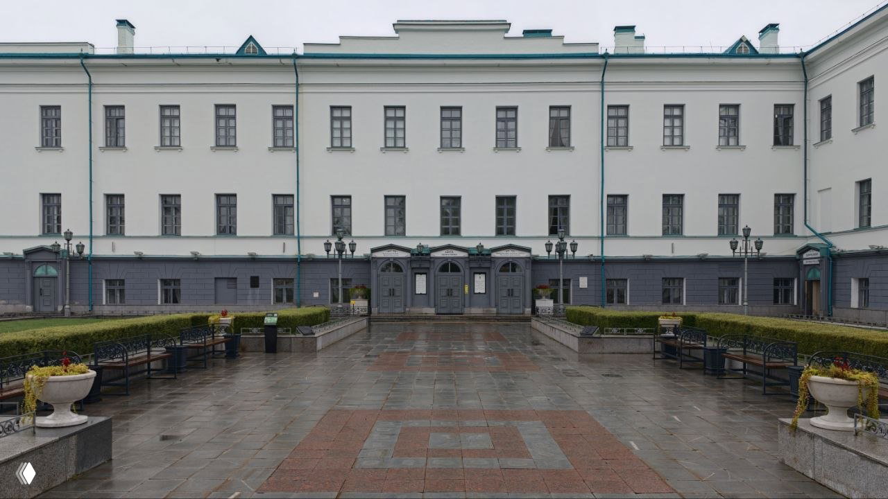 Фасад Дворца наместника в Тобольске, где расположен Музей истории управления Сибирью: архитектура и площадка перед зданием.