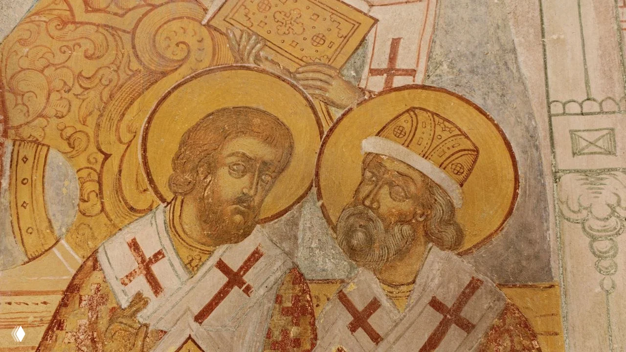Фрагменты настенной живописи и иконографические сцены с изображениями святых и декоративными мотивами, видна структура краски и подготовка стены.