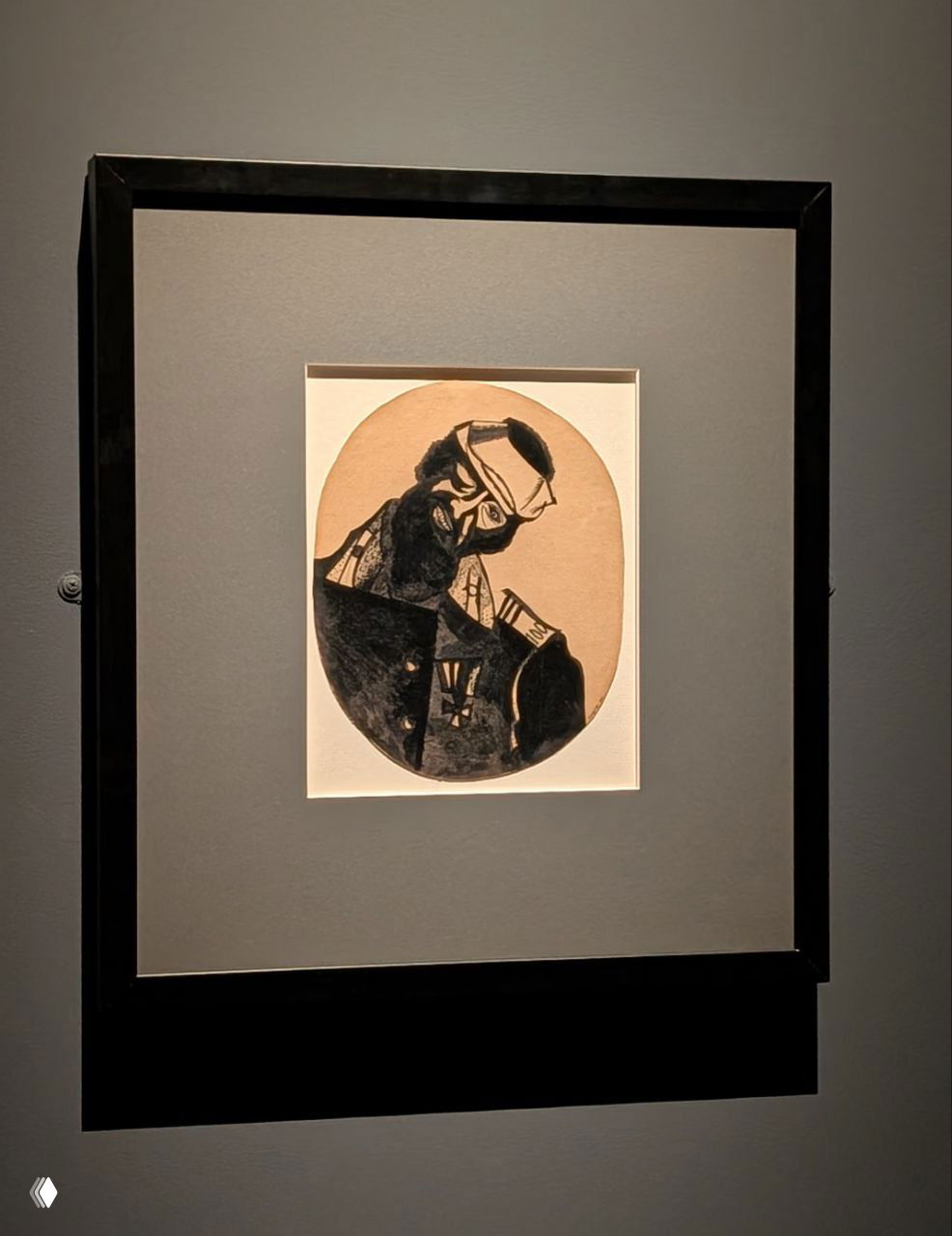 Монохромная графика Шагала в тёмном зале: чёрно-белая печать в рамке, сильная эмоциональная зарисовка военной тематики.