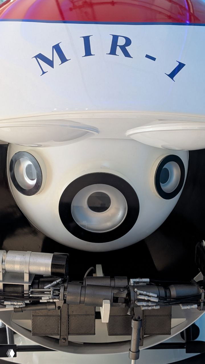 Крупный план бытового или музейного аппарата с надписью MIR-1 — деталь подводного или научного экспоната в экспозиции Владивостока