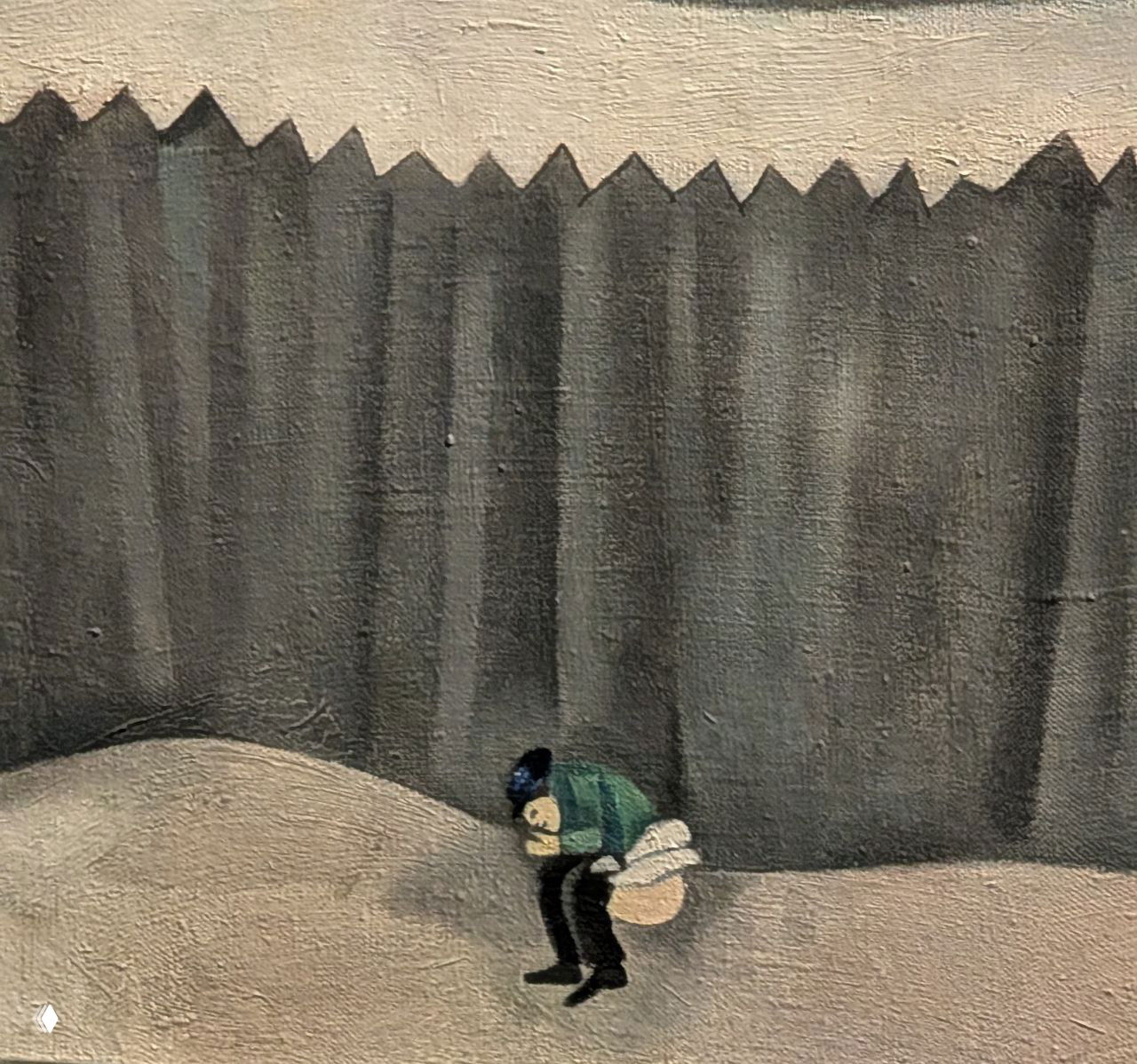 Деталь полотна с маленькой фигурой, присевшей у забора; бытовой, низменный эпизод рядом с возвышенным мотивах Шагала.