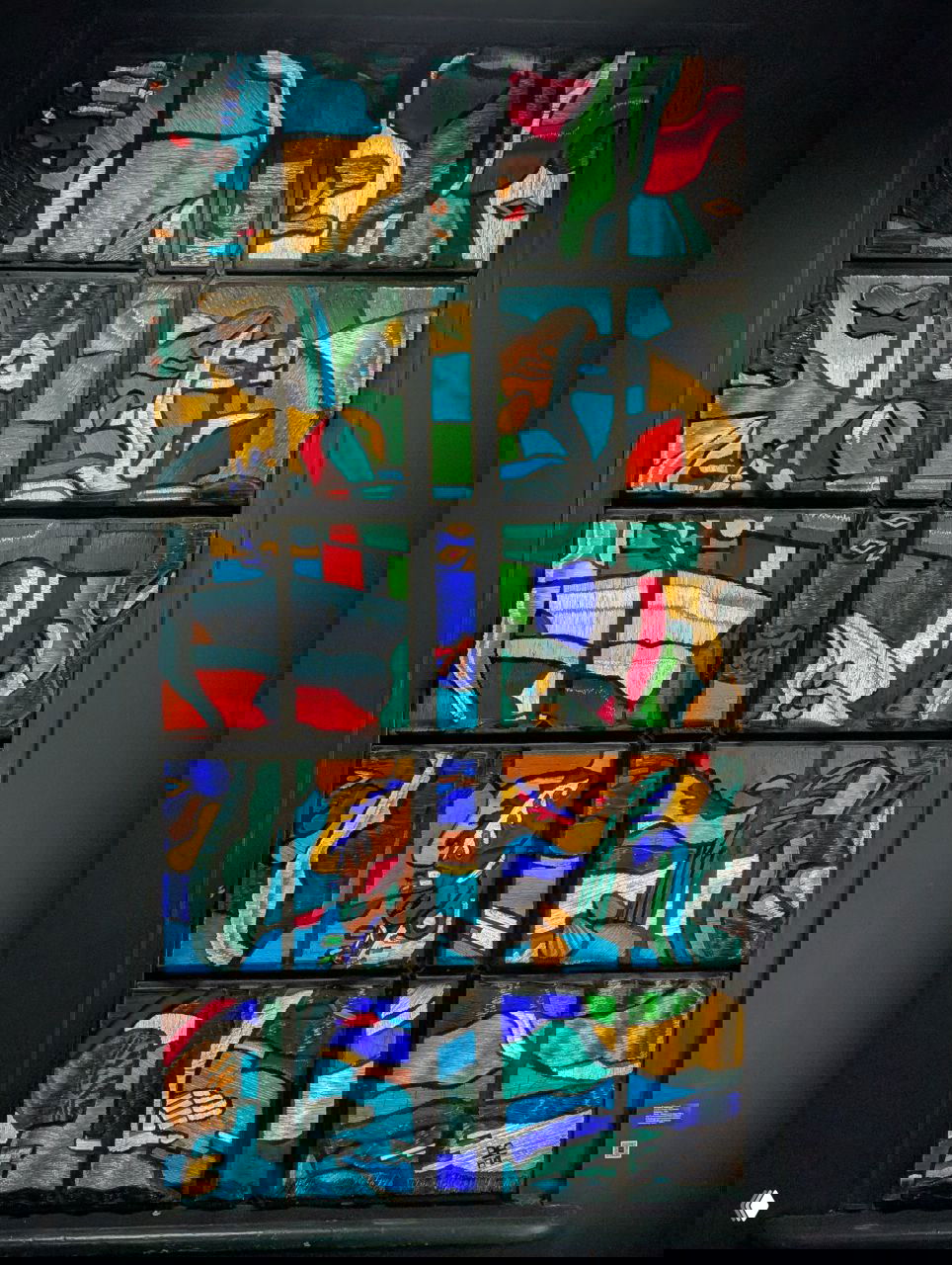 Витражная панель в музее с яркими абстрактными и морскими мотивами — экспонат Музея Арсеньева или сопутствующая выставка