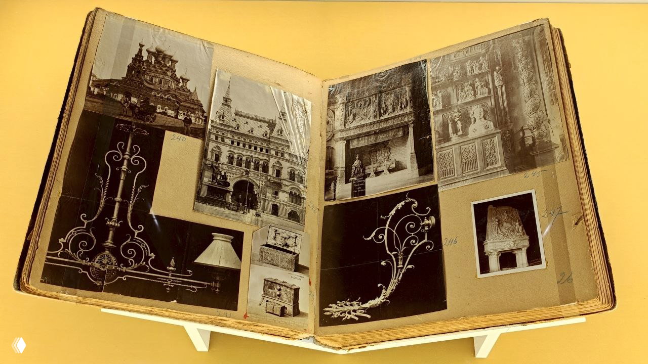 Разворот старого альбома с коллажами и фотографиями интерьеров, демонстрирующий архивные материалы и источники вдохновения архитектора.
