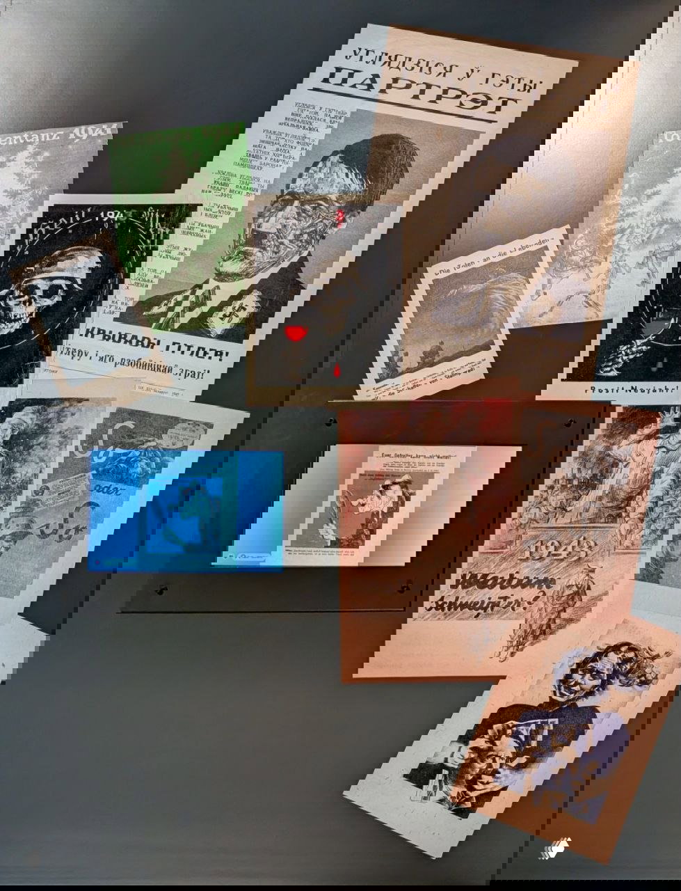 Коллаж агитационных листовок и антифашистских плакатов, экспонируемых в музее для демонстрации пропаганды периода войны и работы политагитации.