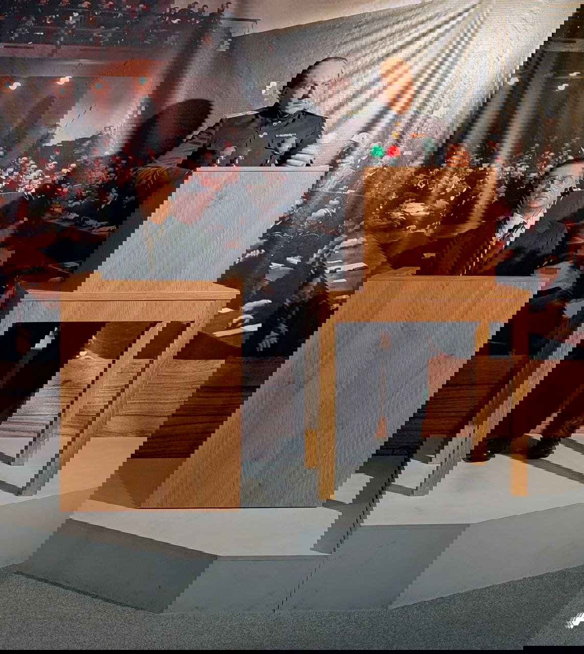 Инсталляция с фигурами и сценой явления в суде или собрании — музейная реконструкция процессов и публичных выступлений того времени.