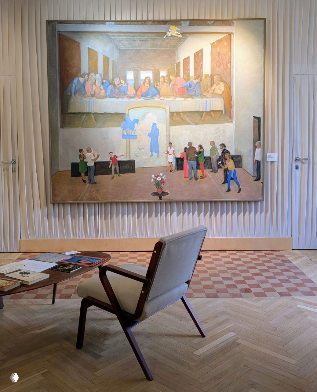 Большое полотно Дмитрия Жилинского «Тайная вечеря» на стене зала: картина занимает центральное место, перед ней кресло и журнальный столик в экспозиции.