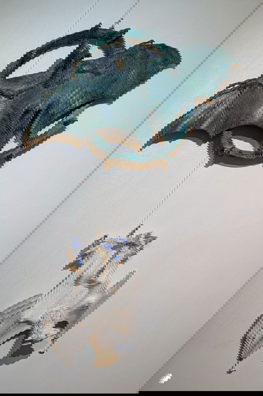 Скульптурная композиция с висящими летучими мышами и керамическими формами на стене — небольшой инсталляционный фрагмент выставки в музее.