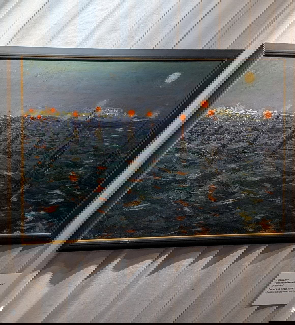 Масляный пейзаж с морской гладью и огнями на сваях в ночи — живописная работа одного из советских художников, экспонируемая в зале.