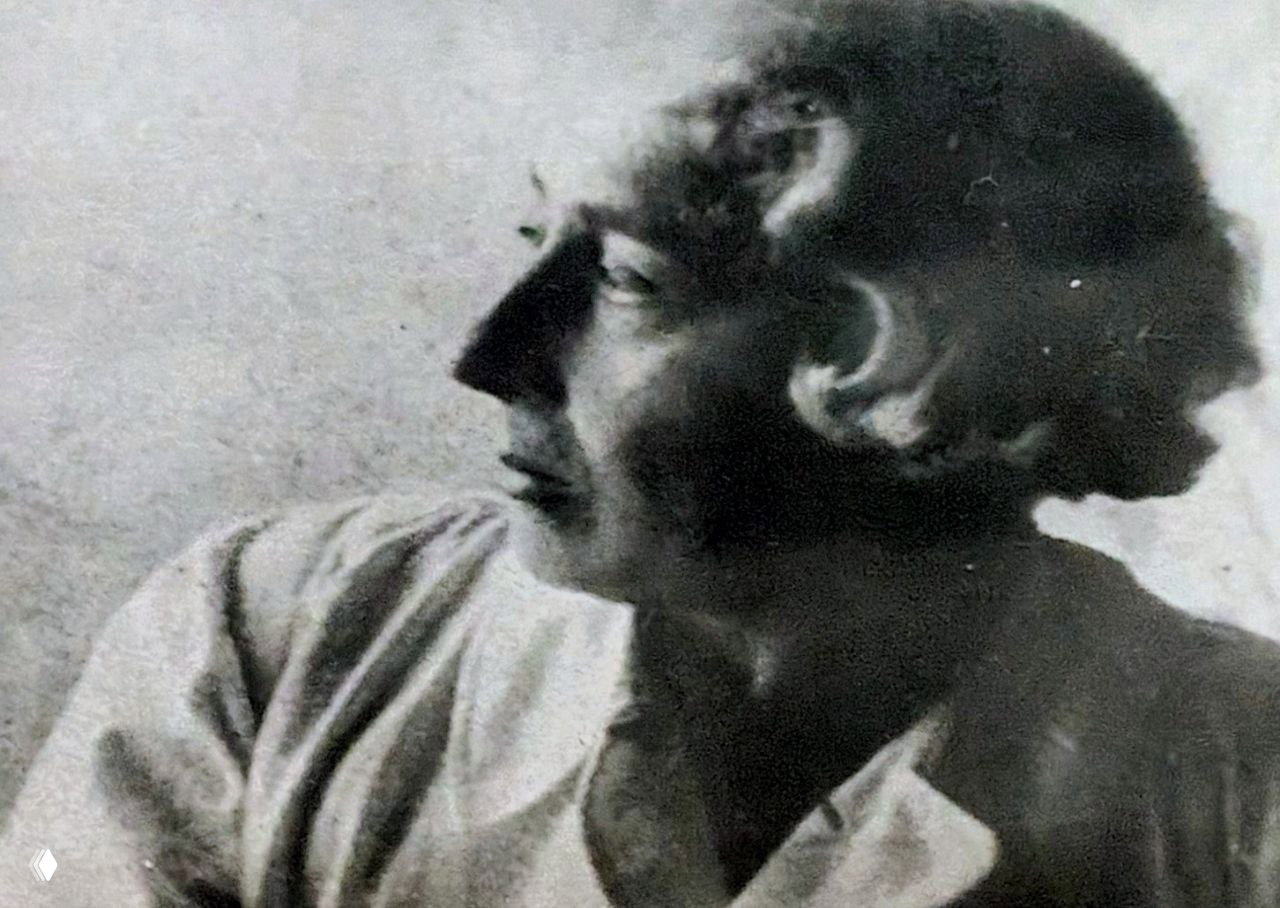 Портретная фотография в чёрно-белых тонах — изображение одного из заметных заключённых или персон, представленных в экспозиции как историческая фигура.