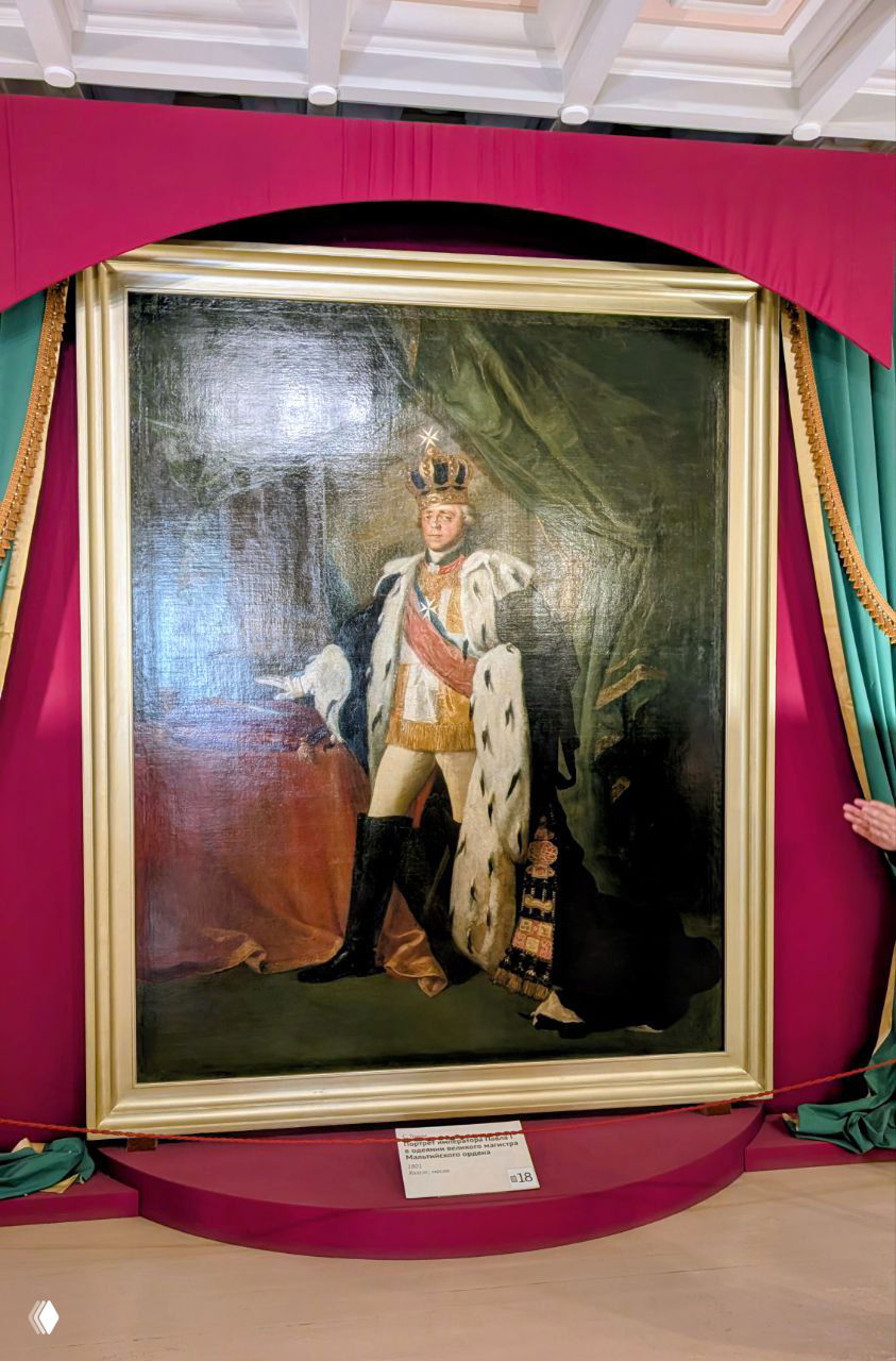 Большая портретная картина Павла I в коронационных одеждах, выставленная в музее Приоратского дворца, оформленная в широкую раму.