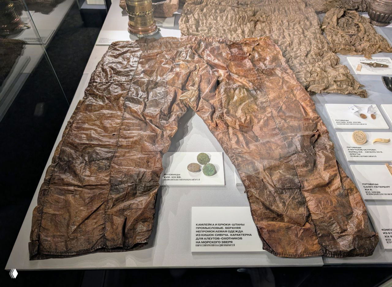 Промысловые штаны алеутов из кишок сивуча, аккуратно разложенные в витрине — традиционная одежда охотников за морскими зверями.