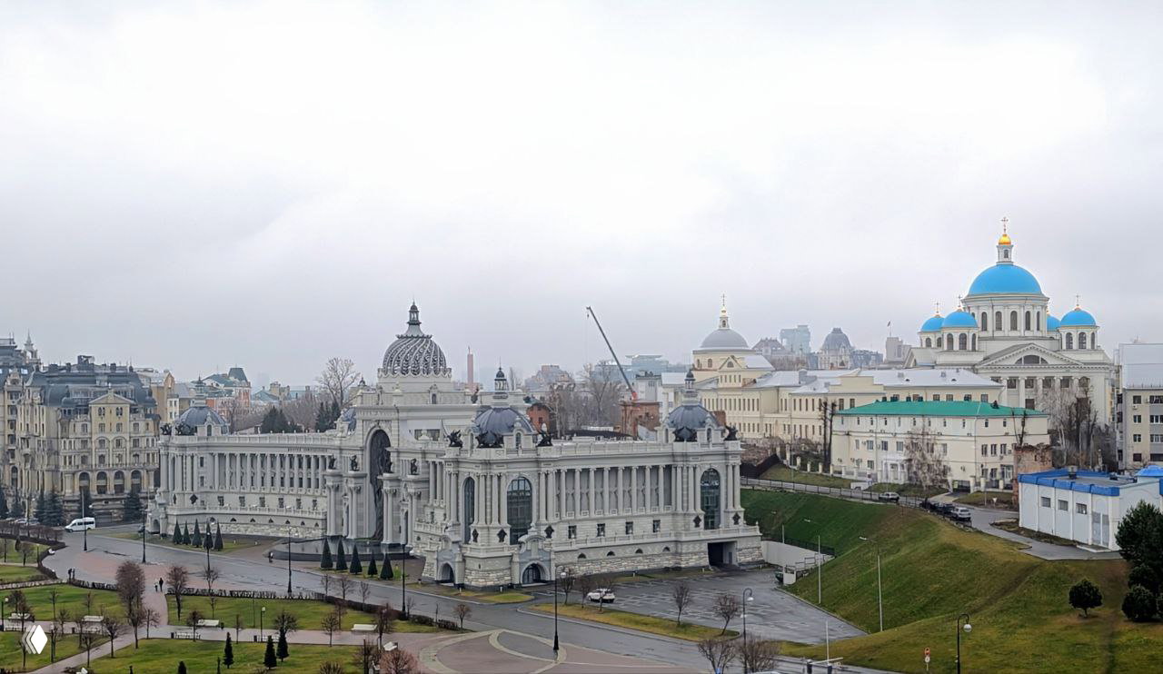 Купол и верхняя часть одного из фасадов Дворца земледельцев с ангелоподобными скульптурами и насыщенной контровой подсветкой.