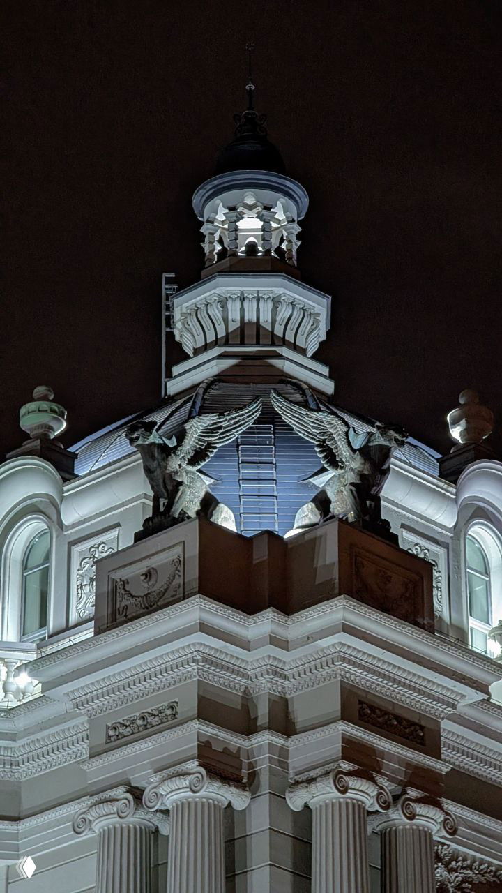 Панорамный дневной вид на Дворец земледельцев и соседние купола в городской застройке Казани, показывает городскую эклектику.