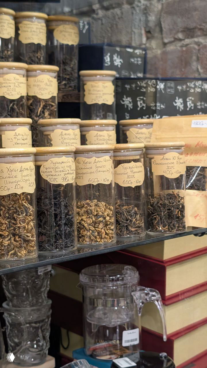 Баннер с расписанием морских экскурсий (Мосты Владивостока, Морская панорама, Огни ночного города) с указанием цен и времени сеансов на сентябрь 2025.