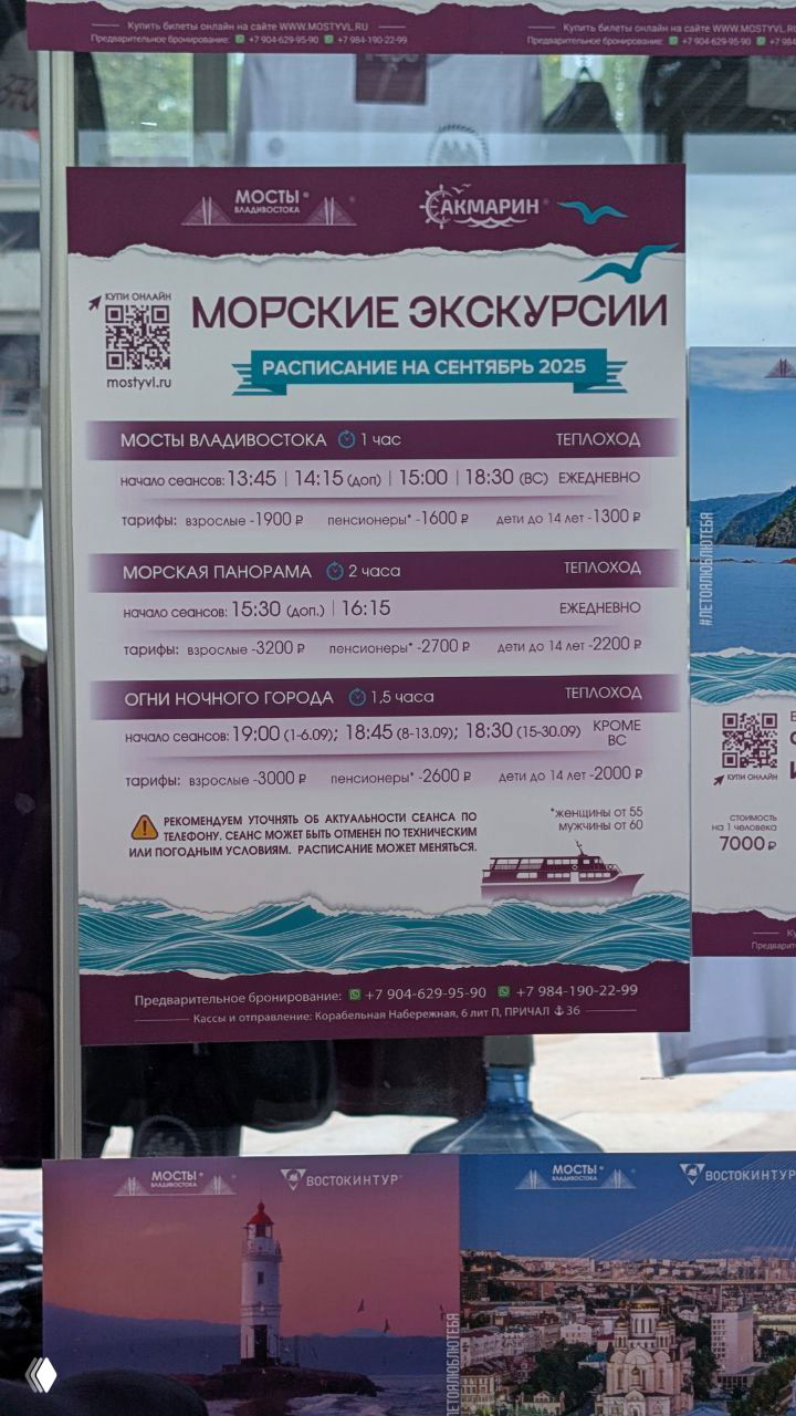 Полочный ряд стеклянных баночек с рассыпным красным и чёрным чаем, подписанные ценники и этикетки, витрина магазина чая с традиционной подачей товара.