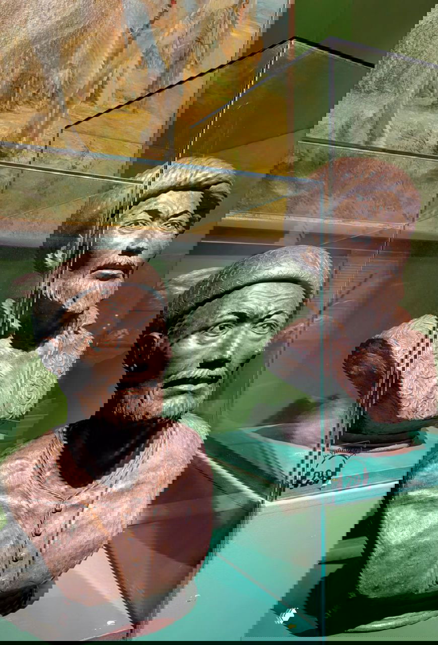 Две скульптурные реконструкции лиц ханов Махмуда и Мухаммед-Эмина, найденных по останкам в Казанском кремле, вид в музейной витрине.