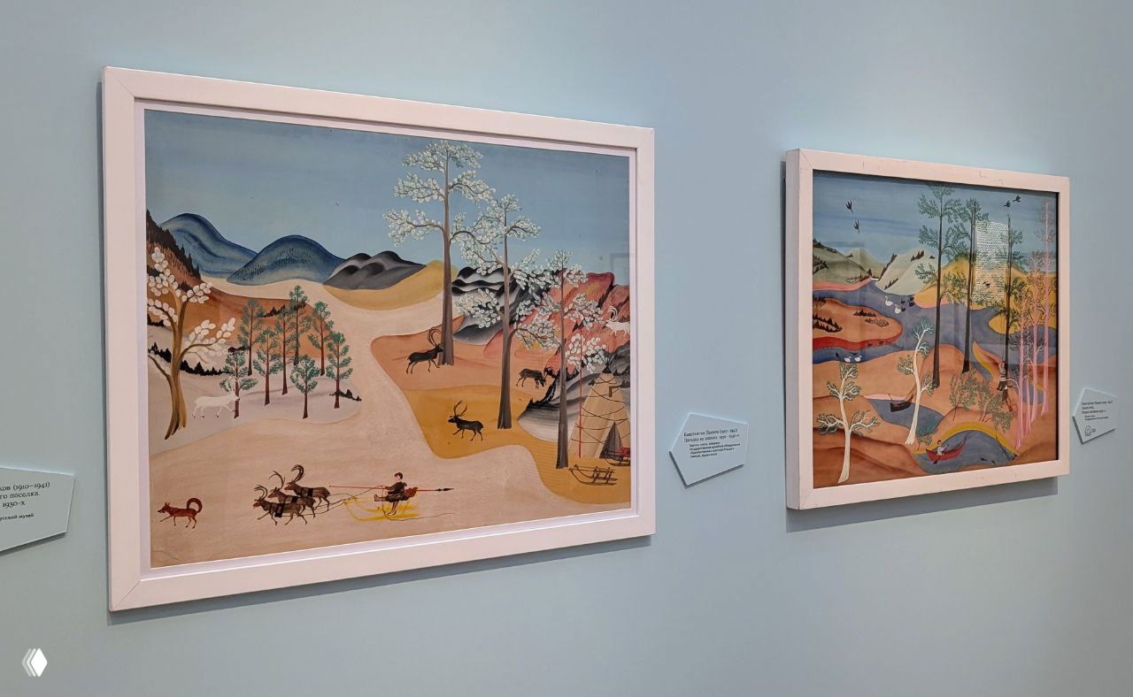 Два рама́ных пейзажа на светло‑голубой стене выставки: стилизованные деревья и краски, передающие настроение северных ландшафтов.