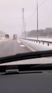 Заснеженная платная трасса М-12 вид из машины — дорога Москва–Казань в зимних условиях, кадр из поездки.