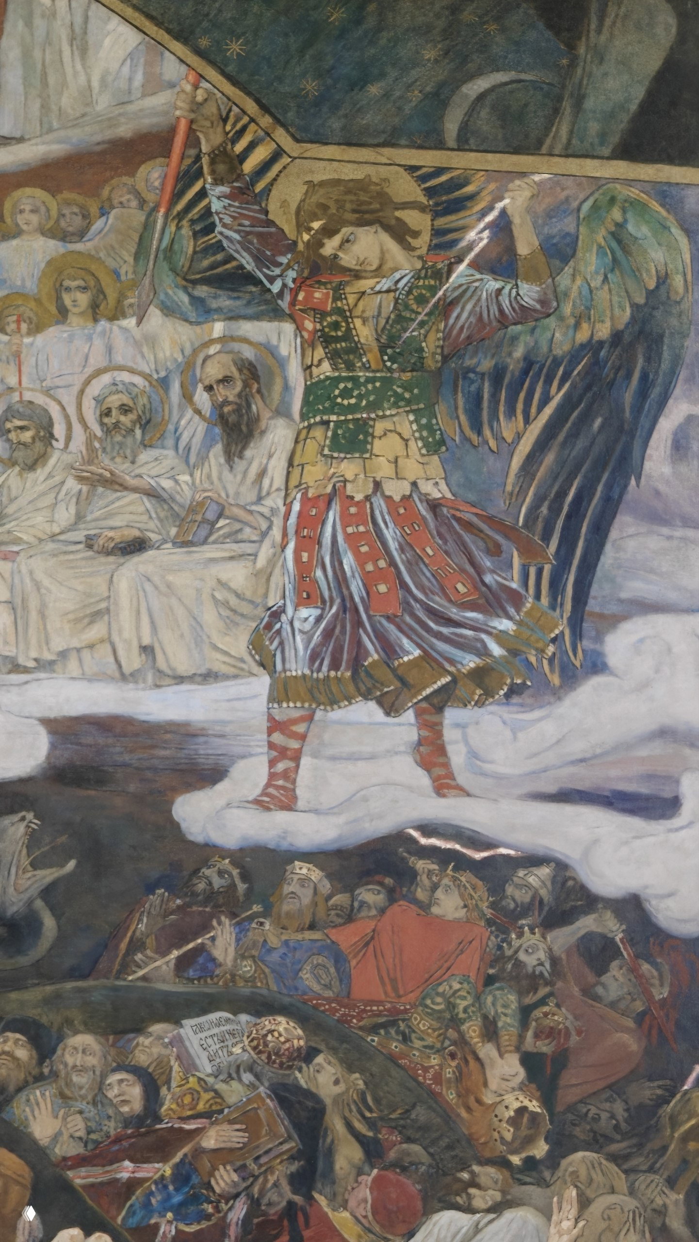 Деталь настенной росписи/полотна Виктора Васнецова: ангел с крыльями, сцены со святыми и обречёнными, яркая витиеватая живопись в интерьере собора.