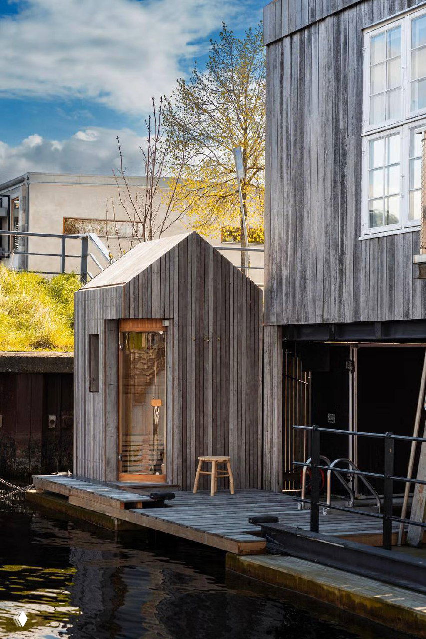 Фрагмент причала и деревянных настилов у мини‑отеля с выраженными цифровыми искажениями и артефактами на изображении.