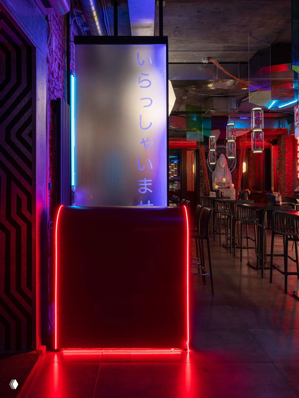 Проход между залами кафе: матовая панель с японскими иероглифами, контурная красная подсветка и вид на основной зал с неоновыми акцентами.