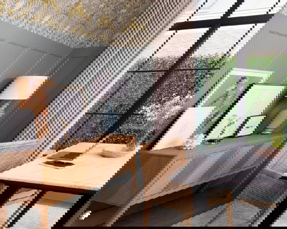 Столовая зона с мебелью и комбинированной отделкой стен: обои с верхним рисунком и нижними панелями, показывающая, как сочетать материалы при неровностях основания.