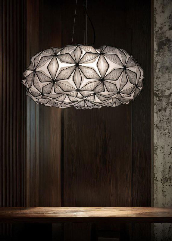 Чёрная версия C’est La Vie в тёмном интерьерном кадре: контрастные чёрные линии на декоративных элементах усиливают выразительность и световое распределение.