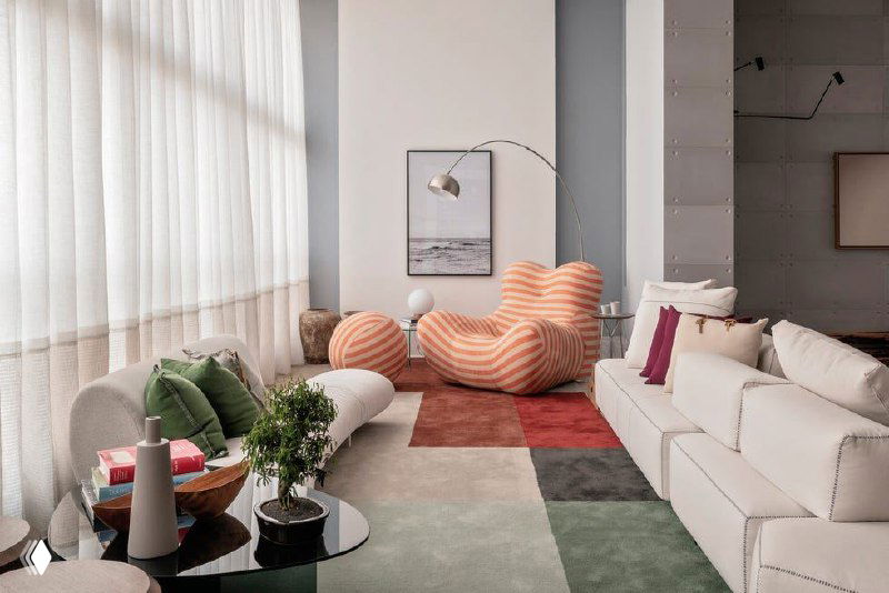 Комфортная зона с крупными волнообразными мягкими креслами у панорамного окна, нейтральные цвета и мраморный пол создают лёгкое пространство для отдыха.