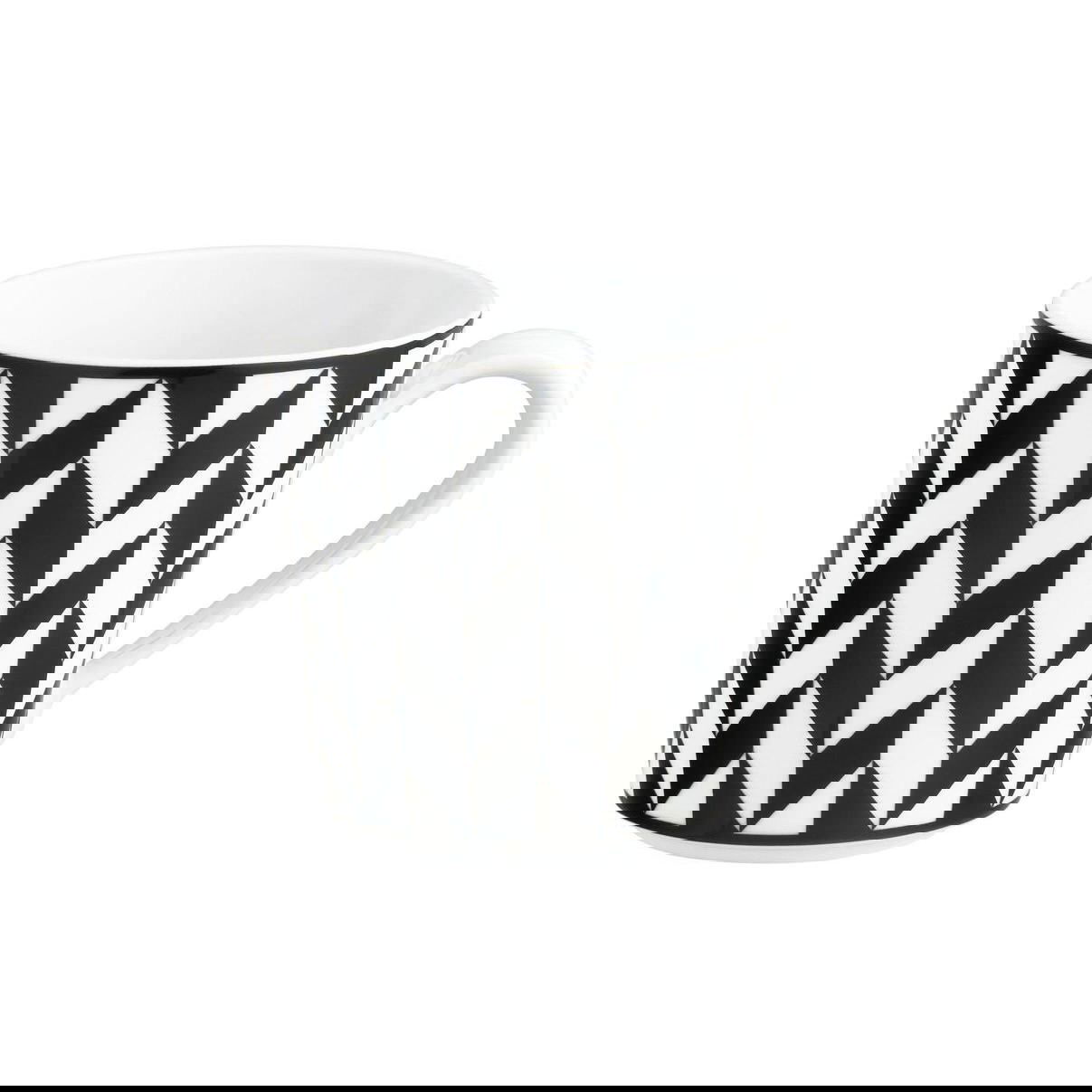 Черно-белая кружка из коллекции Moments с графическим геометрическим узором «ёлочка», снята на светлом фоне, демонстрирует контраст и графичность.
