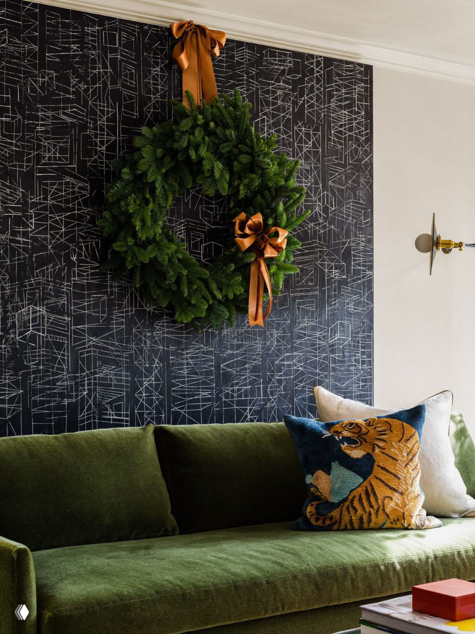 Новогодний декор-2026: 30+ идей, как украсить стену